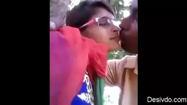 Desi lover kissing scene in park