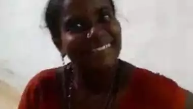 Tamil big boob maid exposing topless figure to house owner