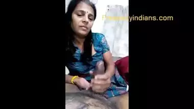 Indian sex of Aged bhabhi playing with paramours jock