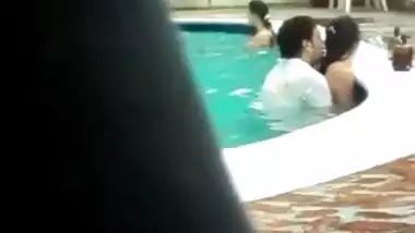 Real couples suddenly became horny in pool