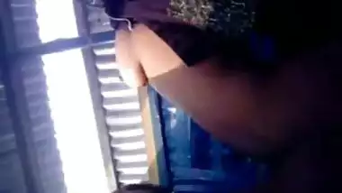 Desi couples hot sex act under an abandoned shed