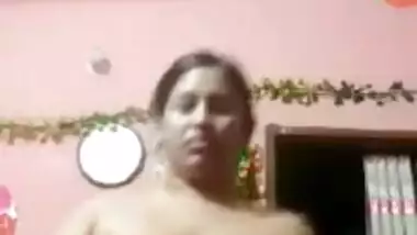 Bhabhi Showing her Big Boobs