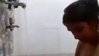 Desi MILF goes to the bathroom and washes her XXX body for sex video