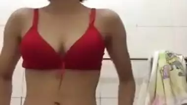 Indian whore gives sexual pleasure to viewers exposing her hot body