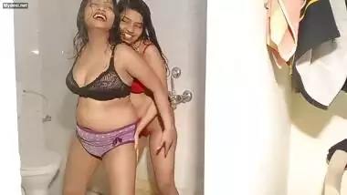 alia advani and sarika lesbian sex 1