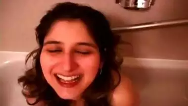 Indian Nri Reena Drinking Piss