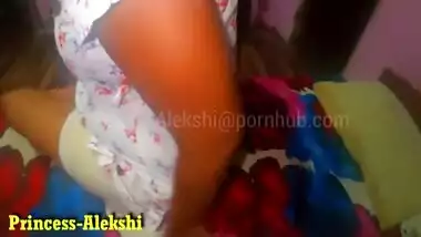 SRI LANKAN POV FUCK (සිංහල)අමාරුවෙන් හොරෙන් හුකන්න ආවමත් නිදිනේ.ඇරියා රිදෙන්නම