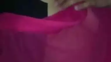 Desi pink saree bhabi boob pressing by self