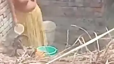 Indian Aunty outdoor Bathing