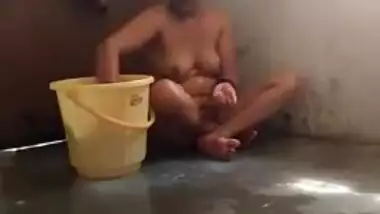 Fellow films how naked Desi woman nicely washes XXX body in bathroom