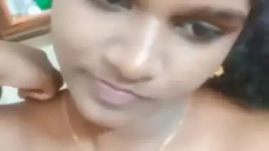 Desi Girl Shows Her Boobs Part 2