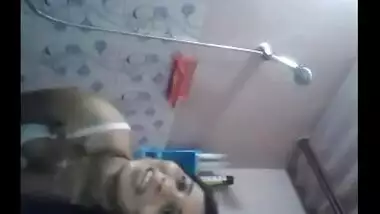 Indian Teenage girl Records herself as she bathes