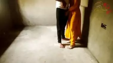 Horny Tour Guide Fucks Sexy Bhabhi In An Abandoned Place