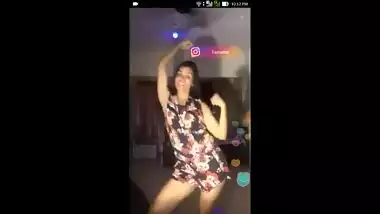 Tara shukla dance,Cute babe thigh expose, sexy she is