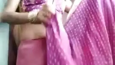 Hot Indian belle sneaks on balcony to perform little XXX strip show