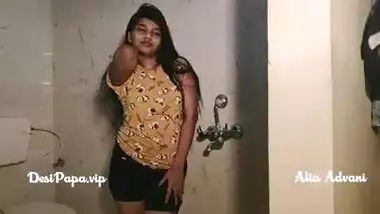 desi indian top model Alia Advani from punjab taking shower