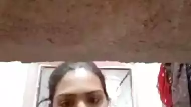 Sexy Bhabhi Record her Nude Selfie