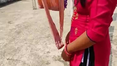 Chat Par Kapde Sukha Rahi Bahu Ko Gold Necklace Dekar Apni Havas Bhujayi ! Desi Porn Hindi