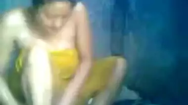 Manipuri bhabhi taking shower cleaning herself...