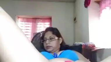 Mature Indian XXX aunty doing full nude live cam show