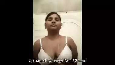 Desi bhabi show her big boobs