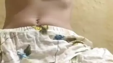 Indian virgin college girl lifting tshirt video