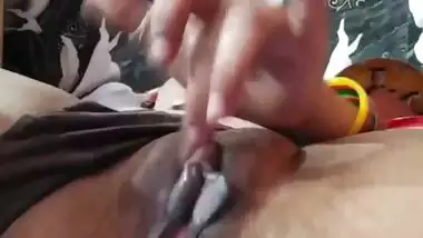 Indian fingering bhabhi oozing orgasm viral MMS