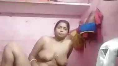 Hottest Indian XXX bitch plays with her pussy in the bathroom