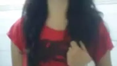 Indian Girl showing boobs saying “mujhe toh yaad hi nahi main bra nahi pahni hu”