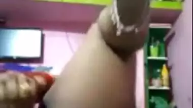 Big-assed Desi mom masturbates broken slit with the thick vegetable