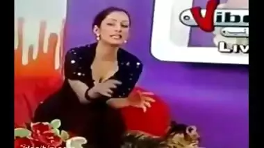 Pakistani pathan girl Mahera hot cleavage show during TV show!