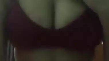 Sexy Desi Girl Exposing He Huge Boobs &Pressing