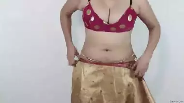 Big boob aunty wearing sari showing huge hanging boobs and navel