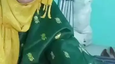 Muslim lady gives a desi blowjob to her lover