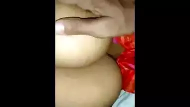 Cameraguy fucks Indian aunty's snatch after looking at her tits