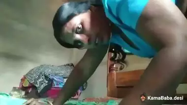 Village Bhabhi records her MMS in Indian nudes