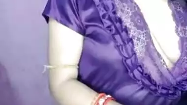 Horny Bhabhi in Nighty spreading her legs fingering her pussy