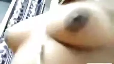 Cute Desi Girl Showing her Boobs On Video Call