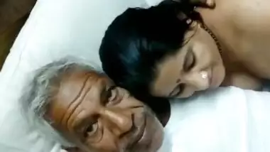 Desi old uncle fucks randi aunty with clear Hindi audio