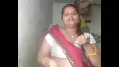 Hot housewife bhabhi mahalakshmi exposing bubbly navel and milky cleavage