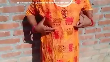 Indian Hot Bhabhi Ko Diwar Ke Piche Bulakar Mast Chudai Ki - Hot Indian And Indian Bhabhi