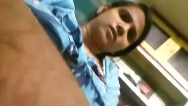 Desi Famous Bank Employee personal videos leaked -2