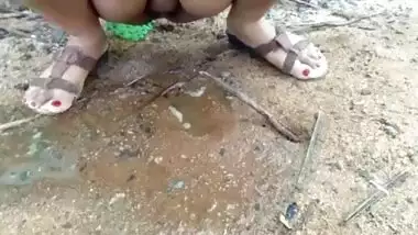 Desi Indian Bhabhi Outdoor Public Pissing Video Compilation