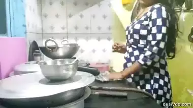 Sexy tamil wife cooks and i fuck