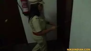 Police wali ne chor ko apne boobs se dhoodh pilaya aur jamkar choda