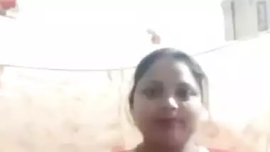 Today Exclusive-sexy Bhabhi Showing Her Boobs