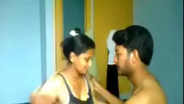 Sexy Indian bhabhi home sex with college guy for rent money