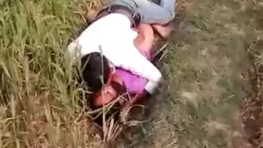 Village bhabi fucking with lover in the field