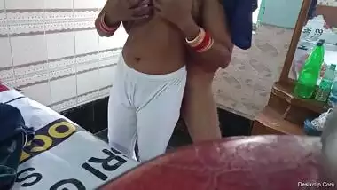 Newly married couple honeymoon sex show captured by their mobile
