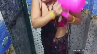 Indian hot desi sexy bhabhi bathing.